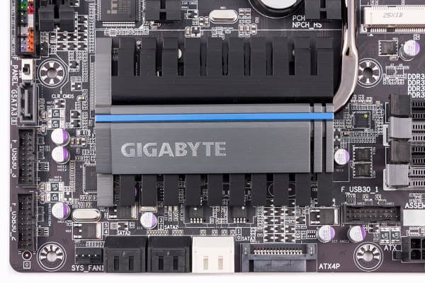 Внешний вид материнской платы Gigabyte Z77X-UP5 TH