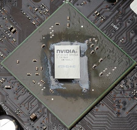 южный мост NVIDIA nForce 790i Ultra SLI, также использующийся в качестве самостоятельного северного моста