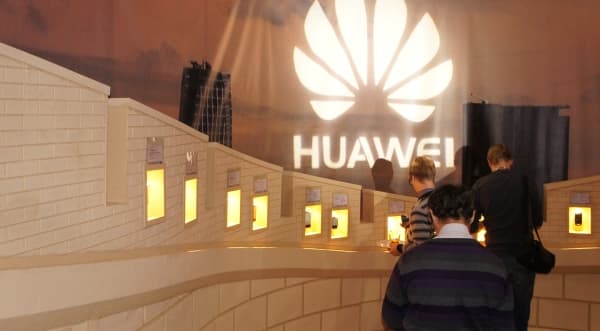 стенд Huawei Device в виде Великой китайской стены