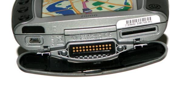 Слот для карт памяти SD и USB интерфейс для подключения к компьютеру прячутся под нижней открывающейся панелькой.