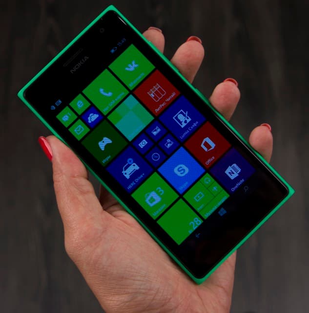 Внешний вид Nokia Lumia 735