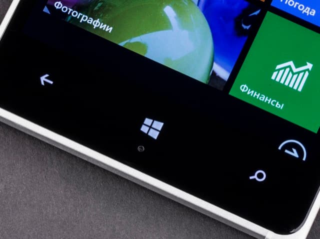 Нижняя часть лицевой панели Nokia Lumia 830