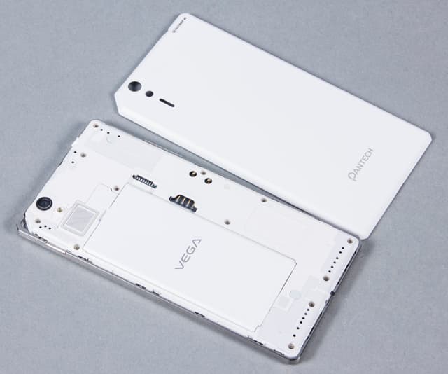 Аккумуляторный отсек и задняя панель Pantech Vega Iron