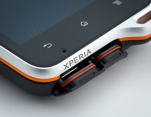 Обзор Sony Ericsson Xperia Active. Заглушки