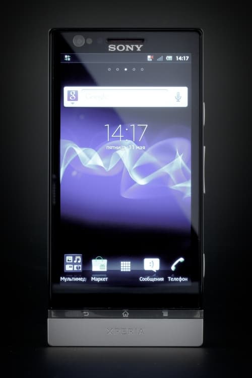 Sony Xperia P — лицевая часть Sony Xperia P — лицевая часть