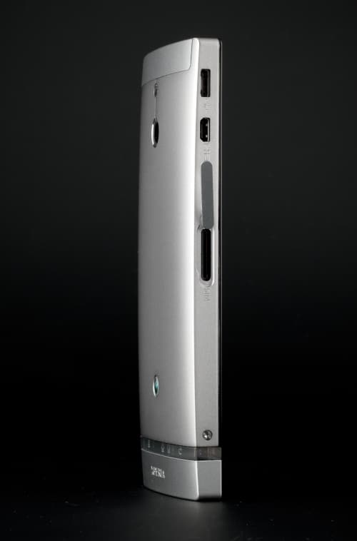Sony Xperia P — левая грань Sony Xperia P — левая грань