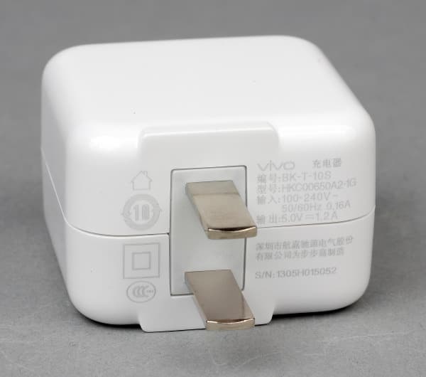Блок питания из комплекта vivo Xplay
