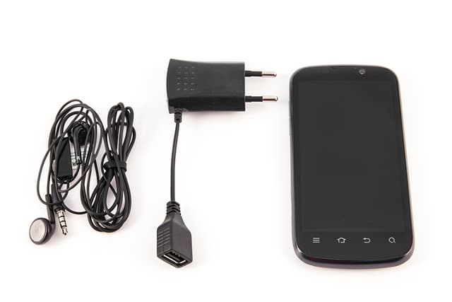 Обзор ZTE V970. Аксессуары коммуникатора