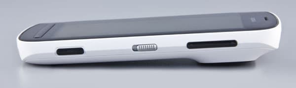 Правая сторона смартфона Nokia 808 PureView