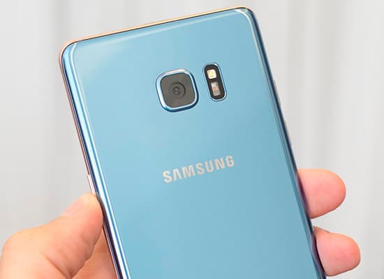 Смартфон Samsung Galaxy Note7, объектив основной камеры.