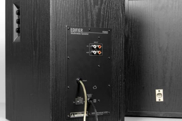 Задняя панель Edifier R2600