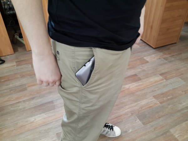 РASUS Fonepad прекрасно вписывается в карман летних брюк