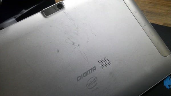 Царапины на металлическом планшете