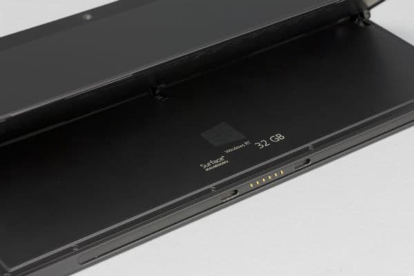 Вид снизу планшета Microsoft Surface RT