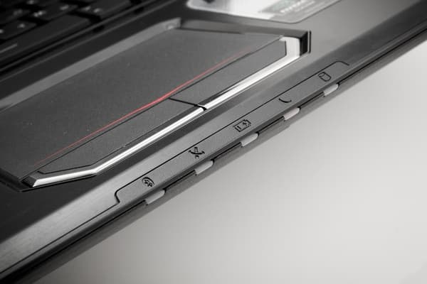 Ноутбук MSI GT780DXR: индикаторы