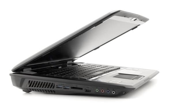 Ноутбук MSI GT780DXR: вид слева