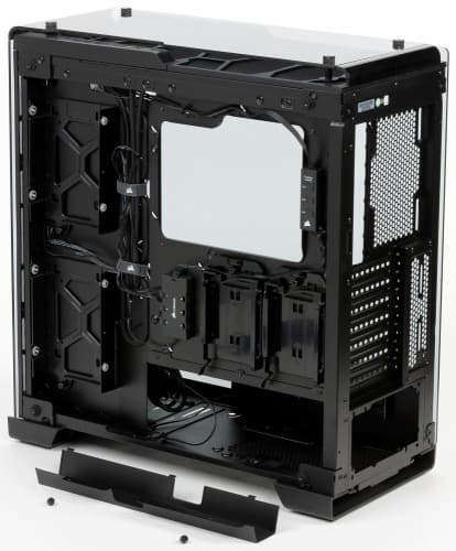 Вид изнутри: обратная сторона основания для системной платы со снятым кабель-каналом корпуса Corsair Crystal Series 570X RGB