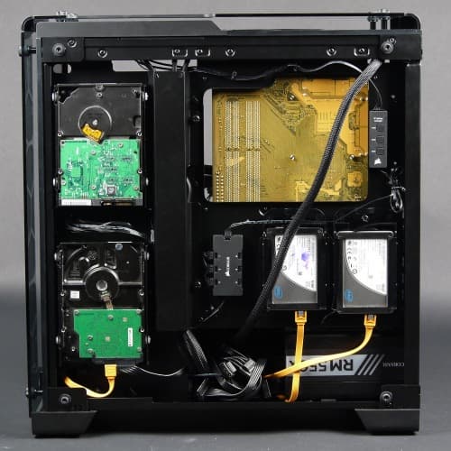 Вид в сборе с обратной стороны основания для системной платы корпуса Corsair Crystal Series 570X RGB