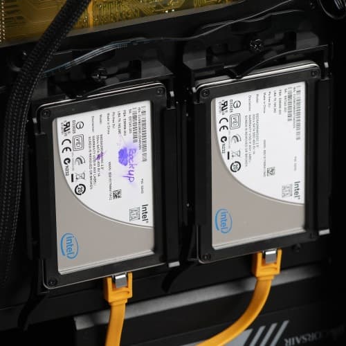 Накопители 2,5 дюйма на посадочном месте корпуса Corsair Crystal Series 570X RGB