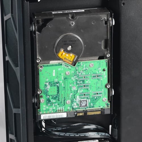 Накопитель 3,5″ высотой 26 мм на посадочном месте корпуса Corsair Crystal Series 570X RGB