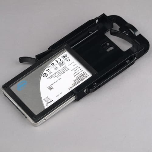 Накопитель формата 2,5″ в лотке корпуса Corsair Crystal Series 570X RGB