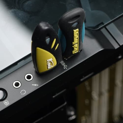 USB-накопители в разъемах корпуса Corsair Crystal Series 570X RGB