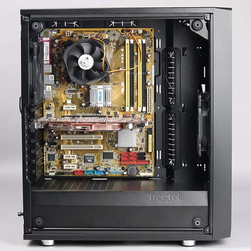 Вид в сборе корпуса Fractal Design Meshify C