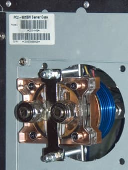 Водопроводная вода проходит через ватерблок Thermaltake