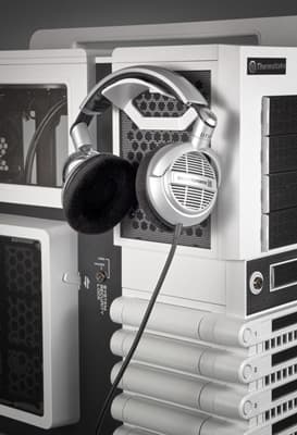 Корпус Thermaltake Level 10 GT Snow Edition, Вид слева, подвес для наушников