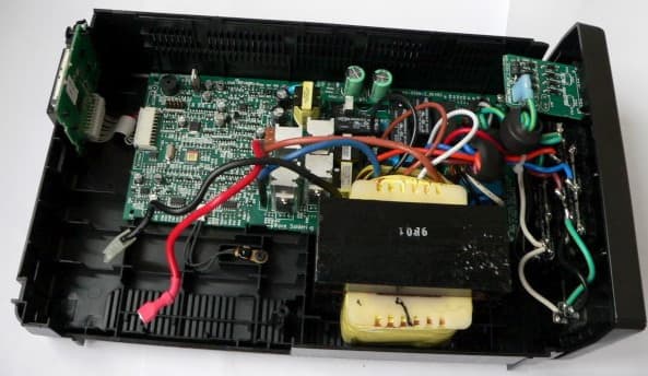 внутреннее устройство источника бесперебойного питания APC Back-UPS Pro 550 (BR550GI)