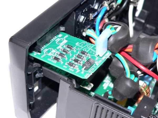 внутреннее устройство источника бесперебойного питания APC Back-UPS Pro 550 (BR550GI)