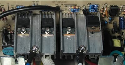 выходные транзисторы на радиаторе