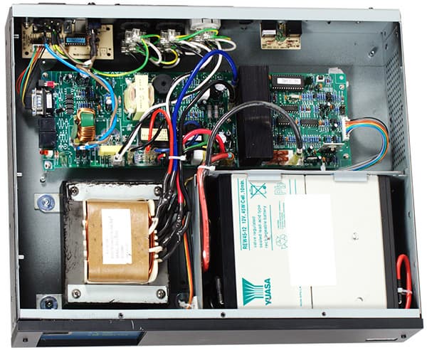 ИБП PCM KIN-1500AP RM со снятой крышкой