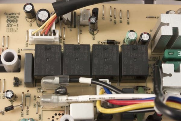 внутреннее устройство внутреннее устройство ИБП PowerCom Phantom PTM 600AP