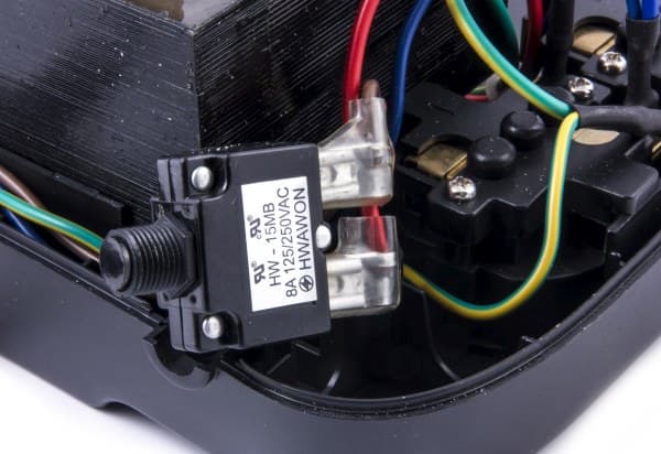 внутреннее устройство ИБП PowerCom SPD-650U