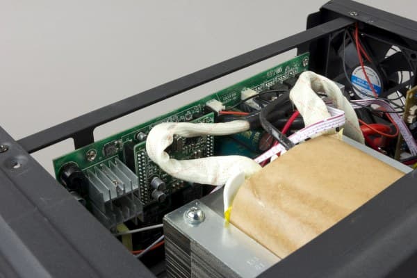 ИБП Sven Reserve Home-1000, внутреннее устройство