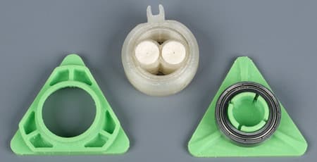 Устройство для очистки нити и части подставки для катушек