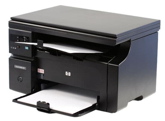 HP LaserJet Pro M1132 MFP, внешний вид с бумагой для печати