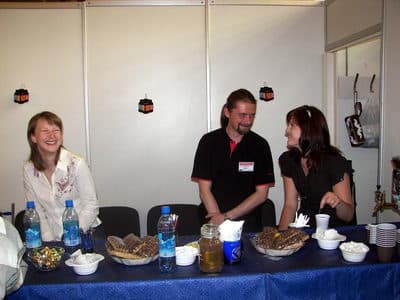 На некоторых стендах кофе-брейк мог перерасти в настоящий обед