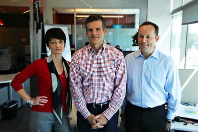 Исполнительный директор Деннис Вудсайд в окружении вице-президентов Регины Дугал и Марка Рэндала