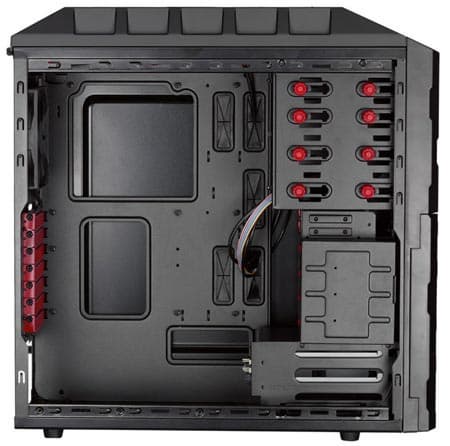 В корпусе для ПК Xilence Black Hornet предусмотрена горячая замена накопителей