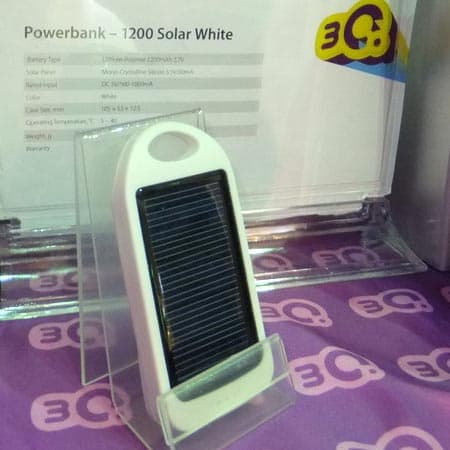 Внешний источник питания Powerbank-1200 Solar White может подзаряжать свою батарею от солнечного света