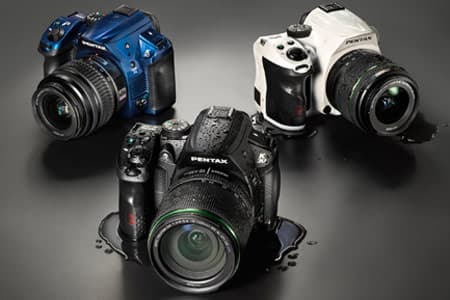 Цифровая зеркальная камера PENTAX K-30 хорошо защищена от непогоды и может работать от батареек AA