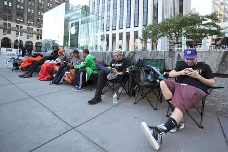 По оценке аналитиков, до конца года может быть продано 58 млн смартфонов Apple iPhone 5