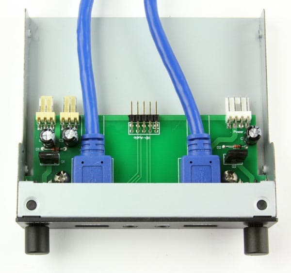 На панели Scythe Kaze Station II разъемы USB 3.0 соседствуют с регуляторами скорости вращения вентиляторов и звуковыми разъемами