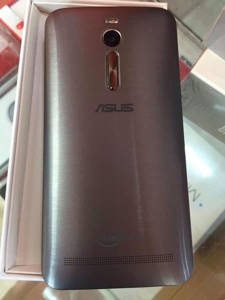 Смартфон Asus Zenfone 2 хоть и поддерживает LTE, но не оптимизирован в этом отношении для российского рынка