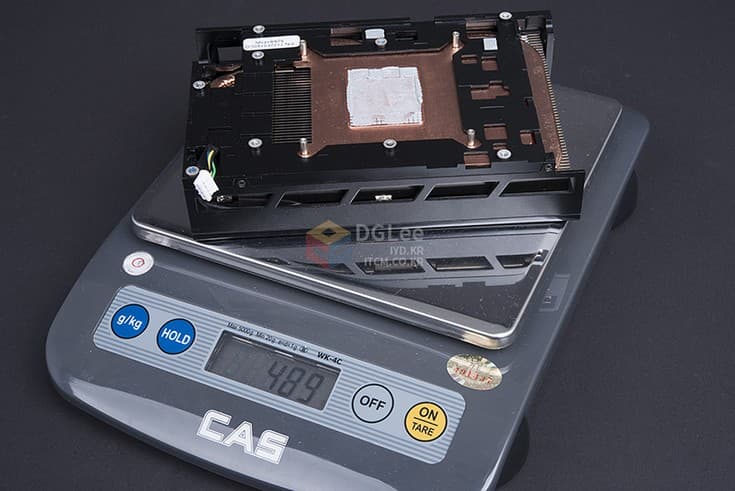 Видеокарта AMD Radeon R9 Nano позирует без охладителя