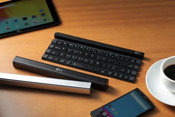 Четыре ряда кнопок LG Rolly Keyboard, выполненных из пластика, сматываются в рулон, который по форме является прямоугольным параллелепипедом с квадратным основанием