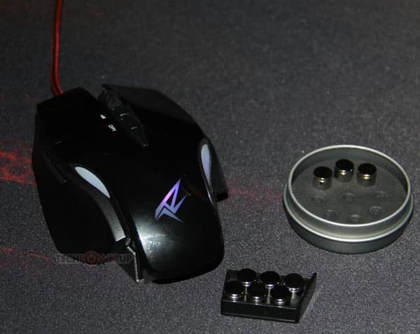 В мыши Rosewill RGM-1100 используется лазерный датчик разрешением 8200 точек на дюйм