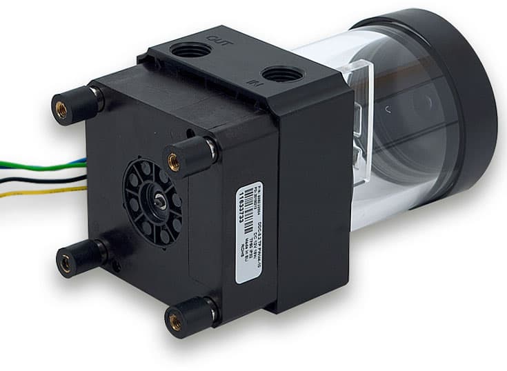 Емкость для охлаждающей жидкости изготовлена из пластика ABS и акрилового пластика